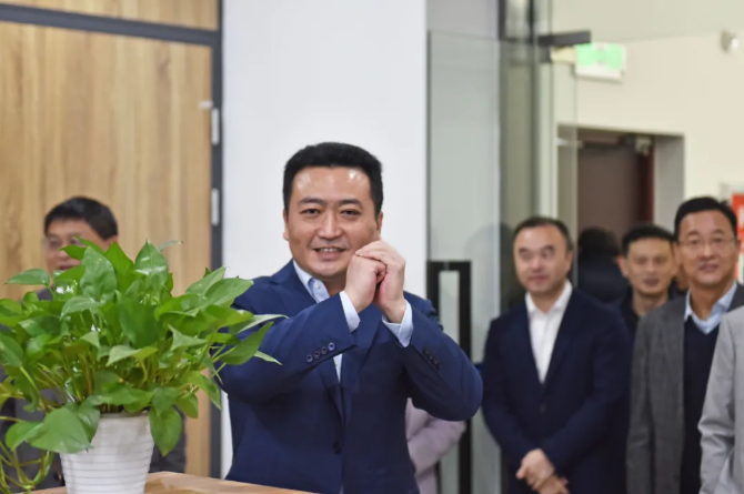 王曉向總部機關(guān)、都市城際公交干部員工拜年