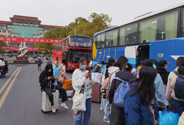 新余長運(yùn)“點對點”直達(dá)包車 助力學(xué)生入企實習(xí)