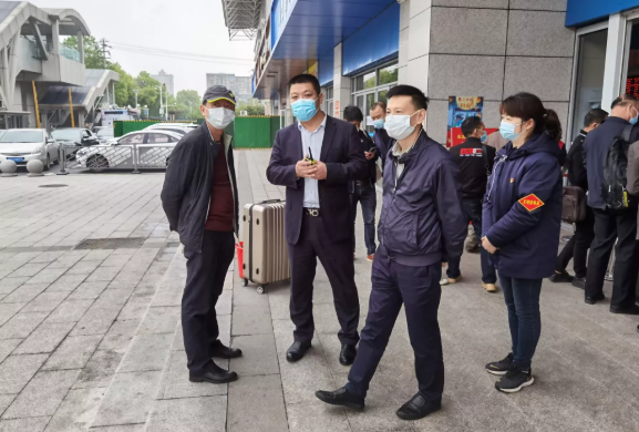 黃俊、穆孫祥先后深入徐坊客運分公司督導文明創(chuàng)建、疫情防控、安全生產工作