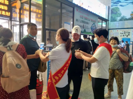上饒汽運東站為一線職工、旅客送清涼