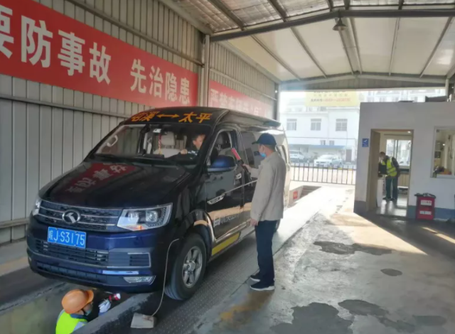 黃山長(zhǎng)運(yùn) 開(kāi)展非工作日車輛技術(shù)狀況和駕駛員崗前酒精檢測(cè)突擊檢查