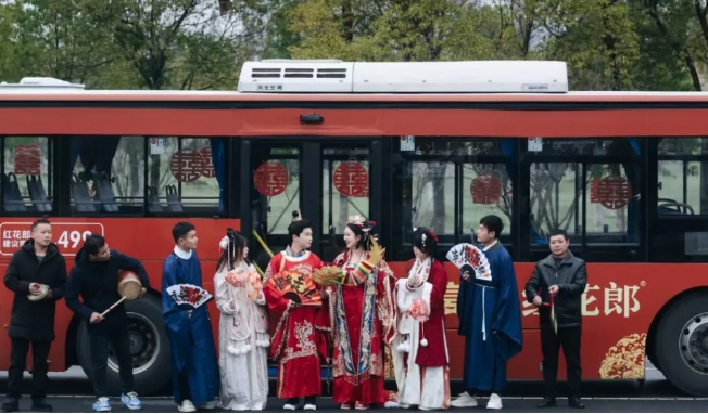 新余公交：公交車(chē)變身婚車(chē) 開(kāi)往“下一站幸福”