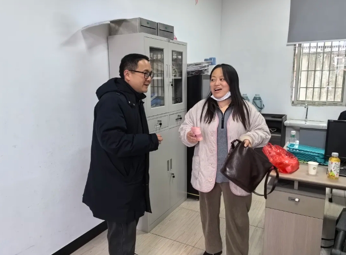 上饒汽運:駕駛員拾金不昧 歸還萬元現金