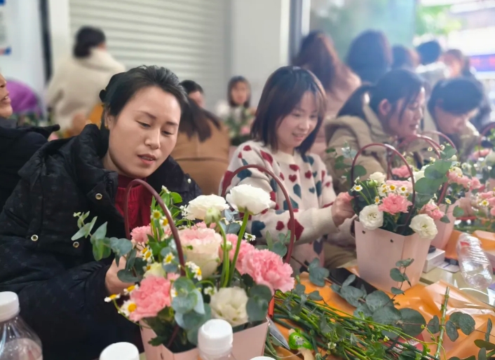 撫州長運(yùn):金溪分公司聯(lián)合縣農(nóng)商銀行開展三八婦女節(jié)活動