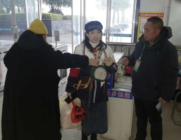 萍鄉(xiāng)長(zhǎng)運(yùn)?:旅客遺失貴重物品 車(chē)站傾力尋回