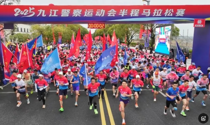 九江長運：共青公司護(hù)航九江警察運動會半程馬拉松賽