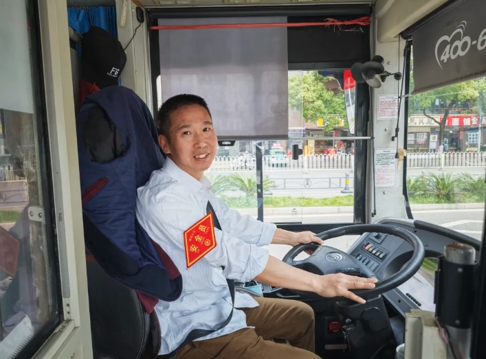 凡人微光 || 百萬里程零風險 十米車廂暖鷹城